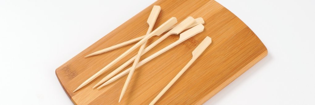 Pinchos de bambu y esterillas