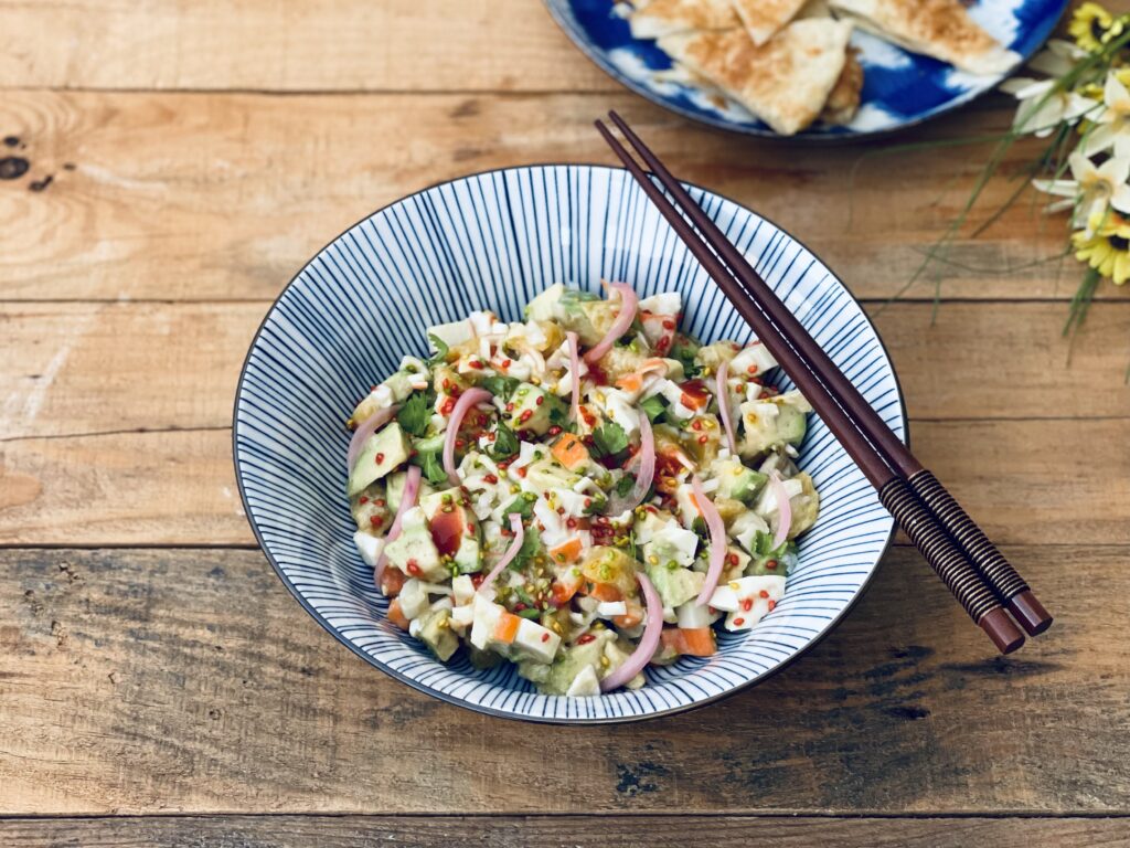 ENSALADA ASIÁTICA DE FRUTAS Y CANGREJO CON PAN ROTI