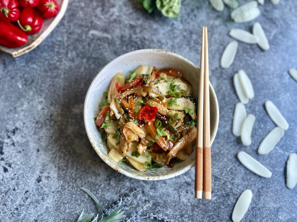 TTEOK SALTEADO CON VERDURAS Y GAMBAS