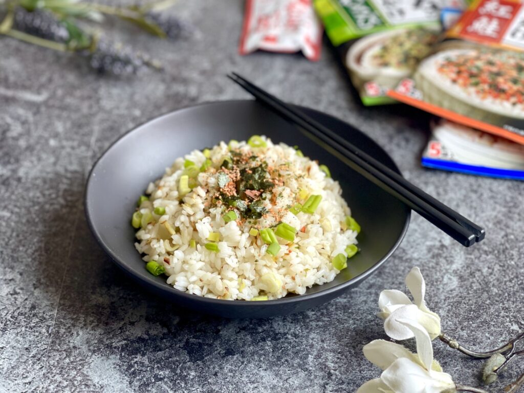 ARROZ DE SUSHI CON SOFRITO DE CEBOLLETA Y FURIKAKE DE SALMÓN