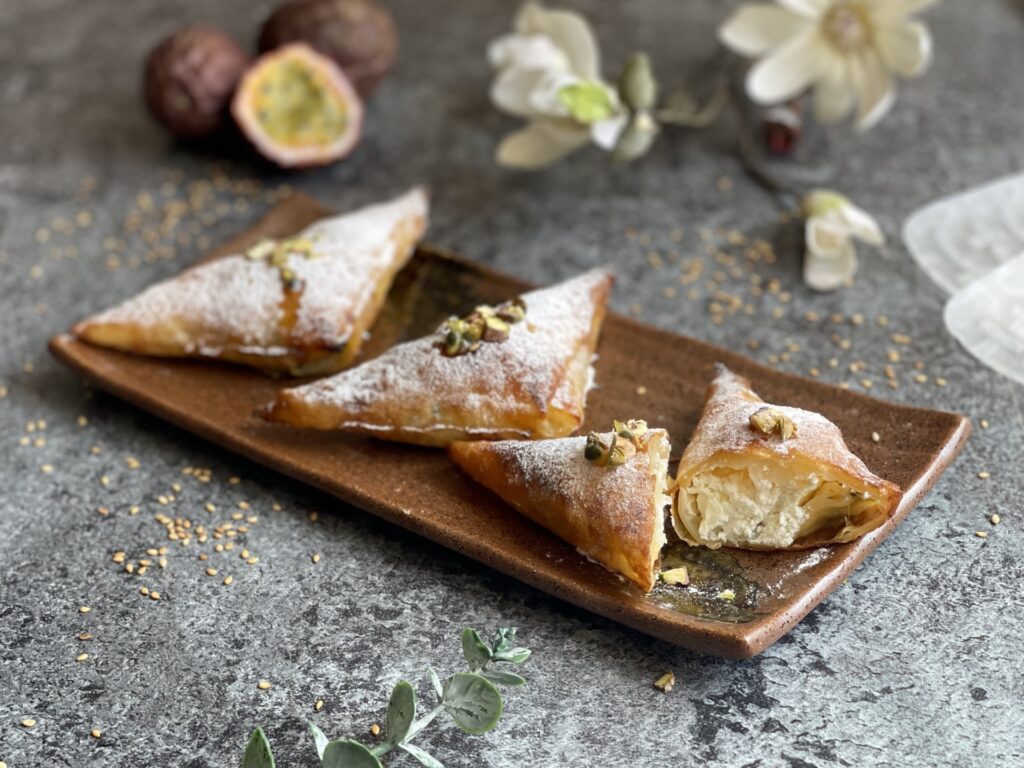 SAMOSAS DULCES DE PAPEL DE ARROZ CON MARACUYÁ, REQUESÓN, MIEL Y PISTACHOS