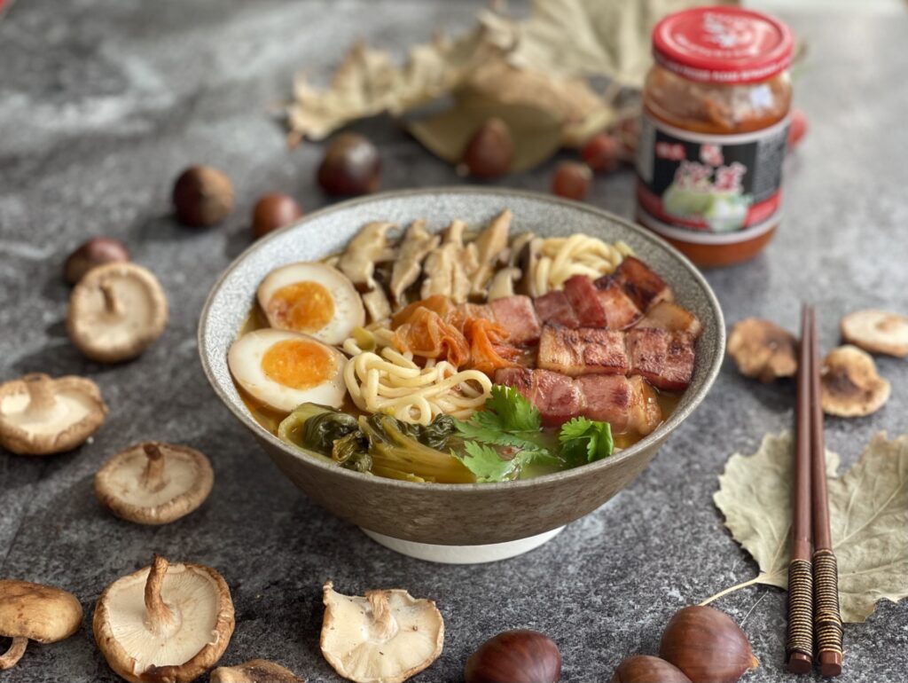 KIMCHI RAMEN (con panceta ahumada, shiitake y castañas)