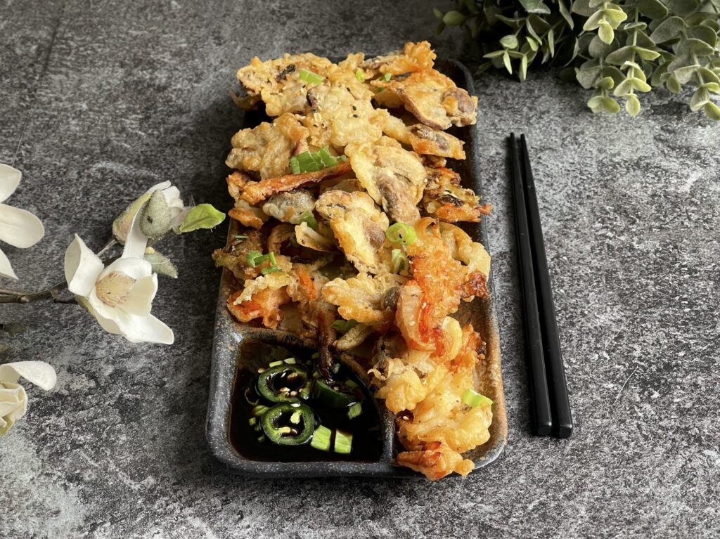 VERDURAS EN TEMPURA JAPONESA CON SALSA DE SOJA, MIEL Y JALAPEÑOS