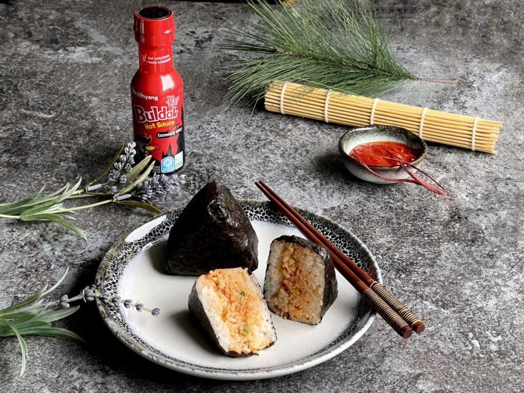 SAMGAK KIMBAP DE POLLO PICANTE CON SALSA BULDAK