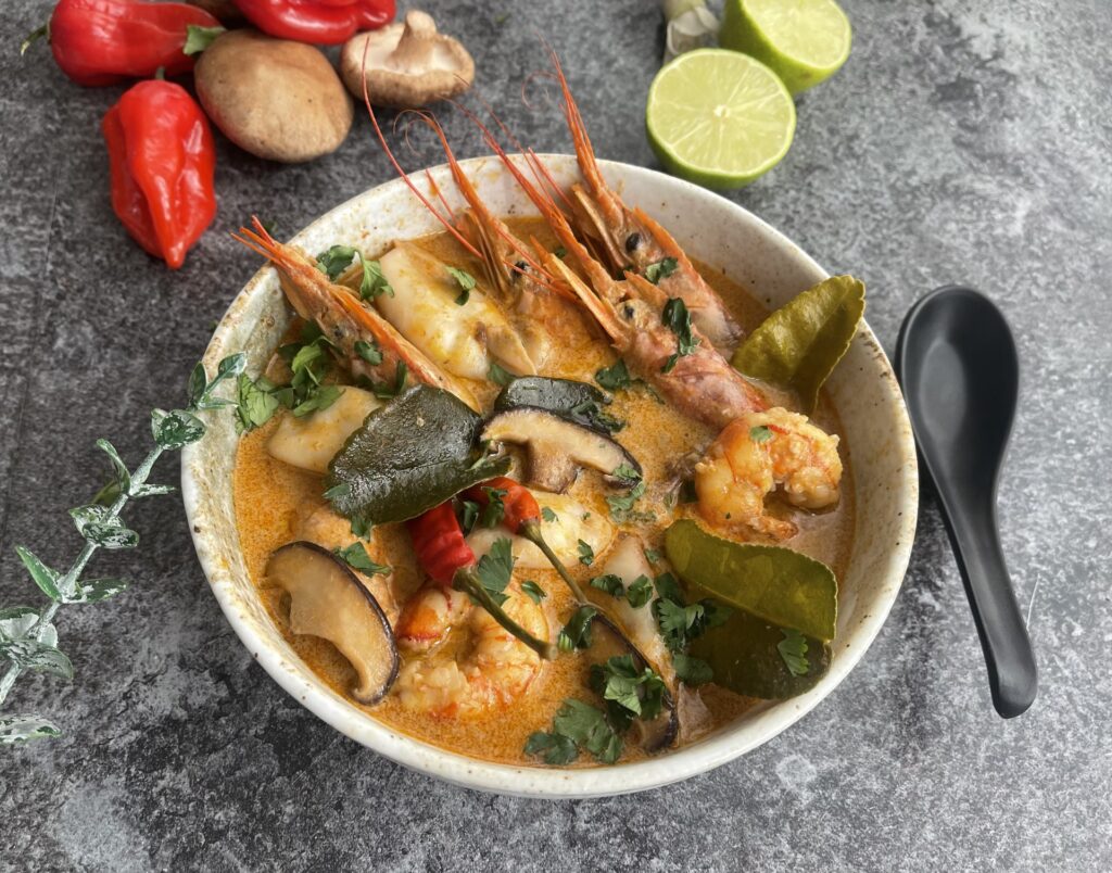 SOPA TOM YUM CREMOSA DE CALAMARES Y GAMBAS (Sopa Tailandesa)