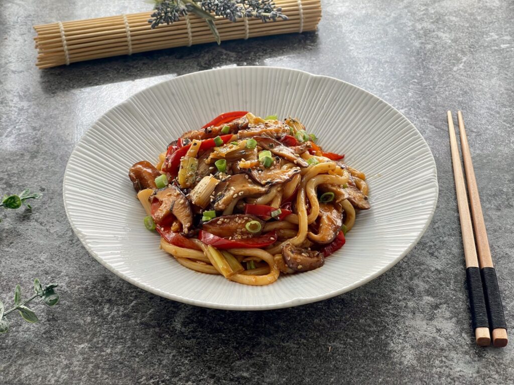 FIDEOS UDON SALTEADOS CON SALSA TERIYAKI Y SETAS SHITAKE